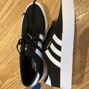Adidas 9 ½ men's sneakers/skate shoes